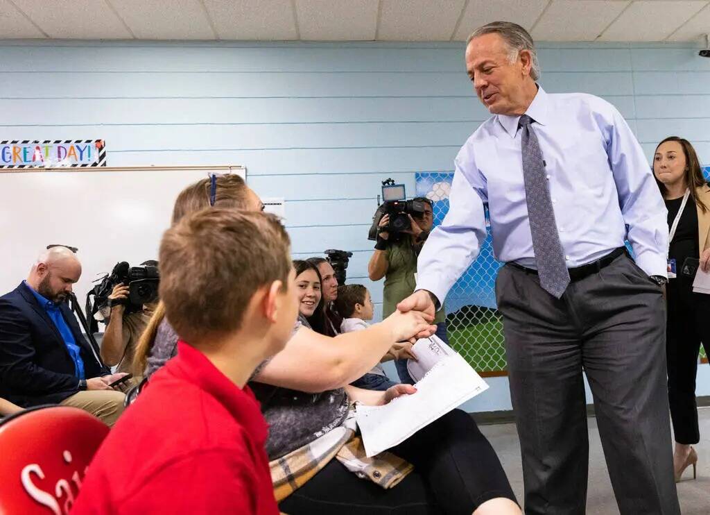 El gobernador Joe Lombardo da la mano a los estudiantes de Mountain View Christian School y sus ...