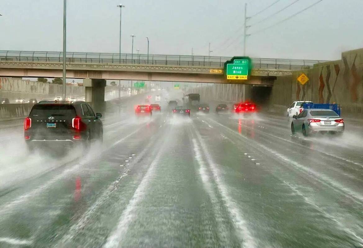 El tráfico navega bajo una fuerte lluvia en la U.S. Route 95 el viernes 16 de junio de 2023, e ...