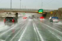 El tráfico navega bajo una fuerte lluvia en la U.S. Route 95 el viernes 16 de junio de 2023, e ...