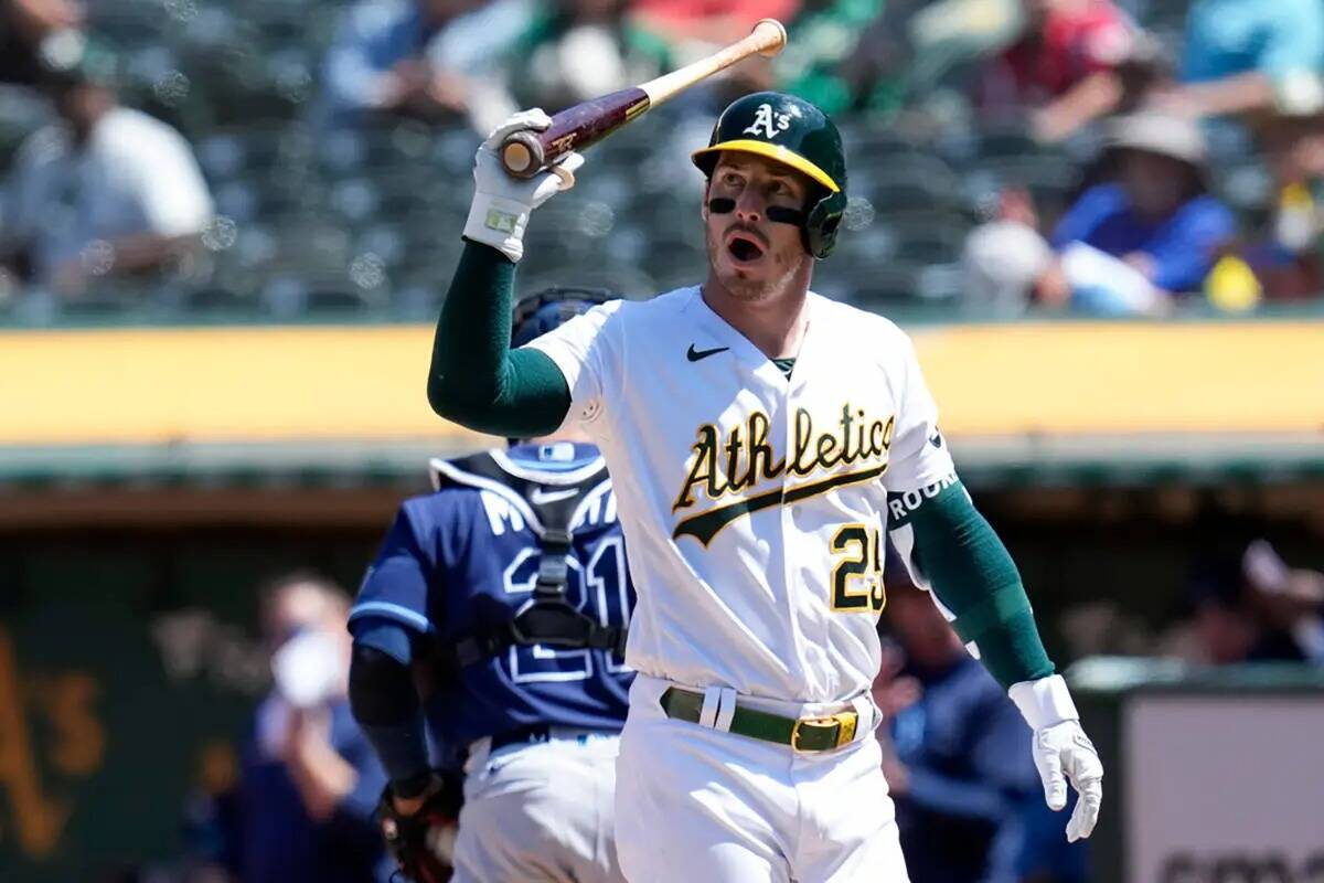 Brent Rooker, de los Oakland Athletics, reacciona tras poncharse durante la séptima entrada de ...