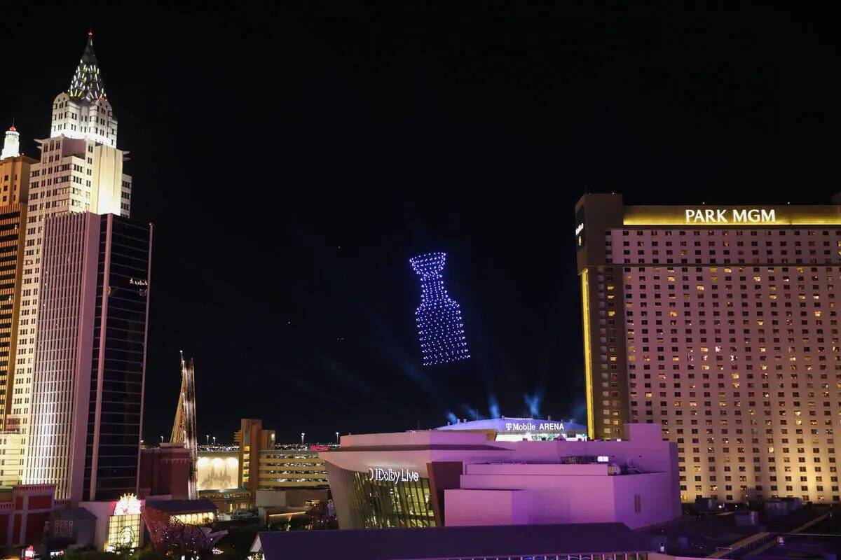 Un espectáculo de luces de drones se muestra por encima del T-Mobile Arena durante el desfile ...