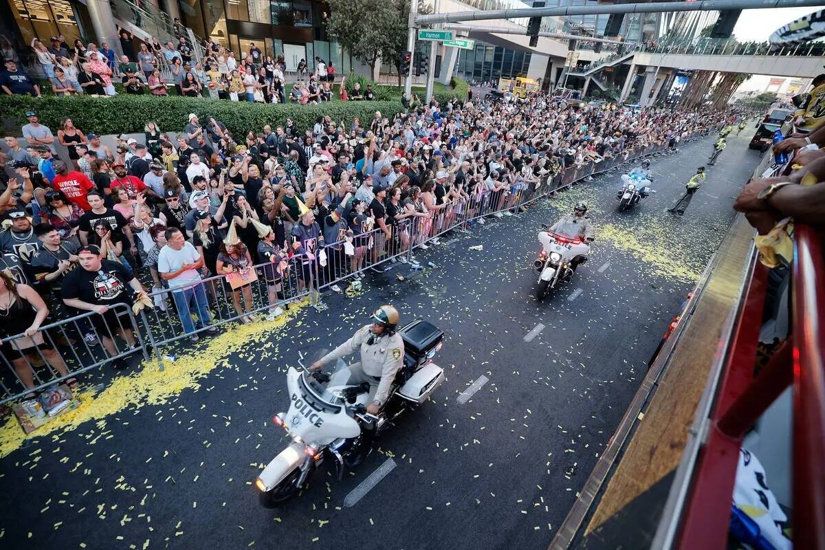 Agentes de policía de Las Vegas conducen motocicletas mientras los fans animan durante el desf ...