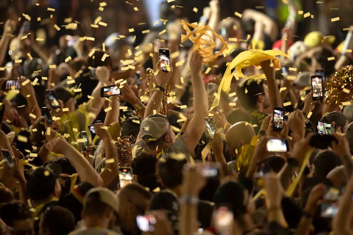 Lluvia de confeti para los fans de los Golden Knights mientras se reúnen para celebrar la vict ...
