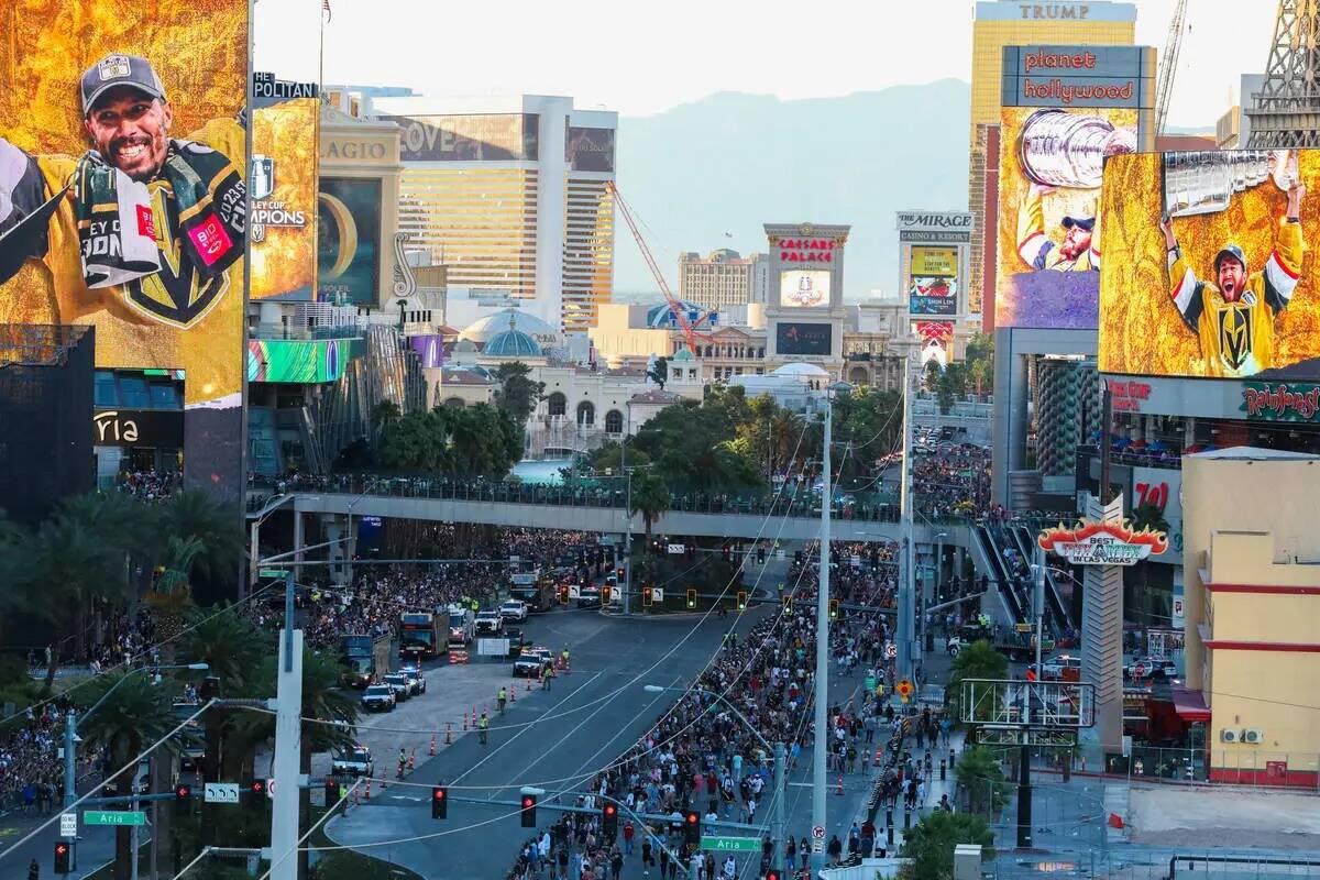 Fanáticos se reúnen en Las Vegas Boulevard en y alrededor de Toshiba Plaza en el desfile del ...