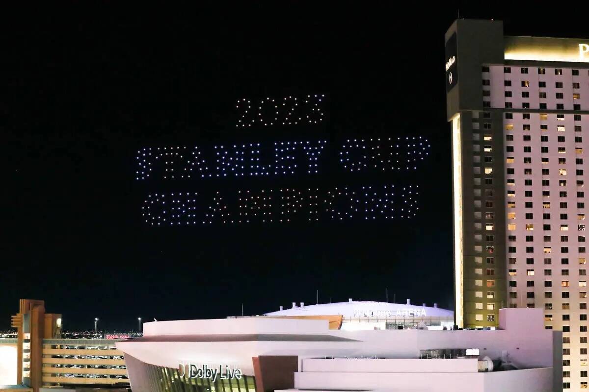 Un espectáculo de luces de drones se muestra por encima del T-Mobile Arena durante el desfile ...