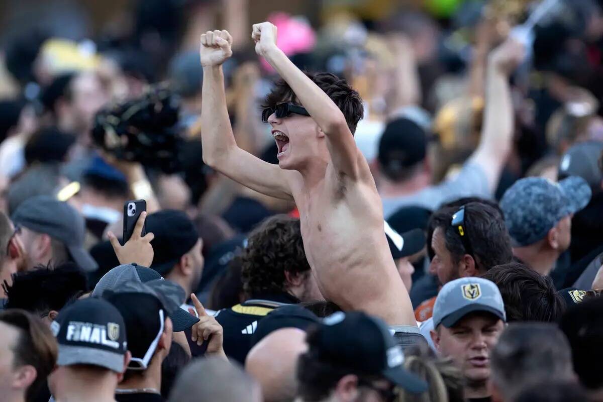Un fan de los Golden Knights se eleva en el aire durante la celebración del equipo de su victo ...
