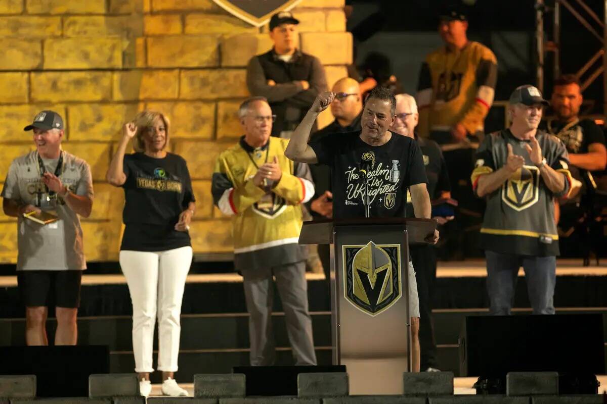 El entrenador de los Golden Knights, Bruce Cassidy, anima a la multitud mientras su equipo cele ...