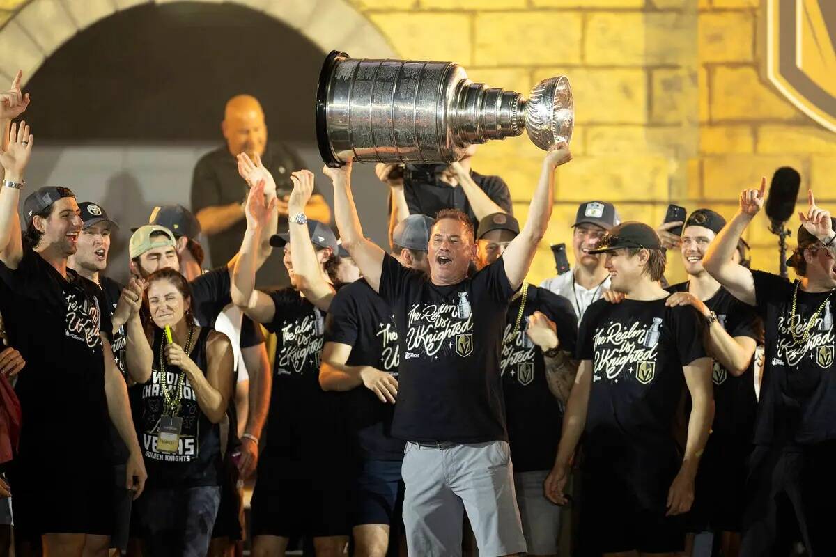El entrenador de los Golden Knights Bruce Cassidy celebra con la Copa Stanley durante la celebr ...