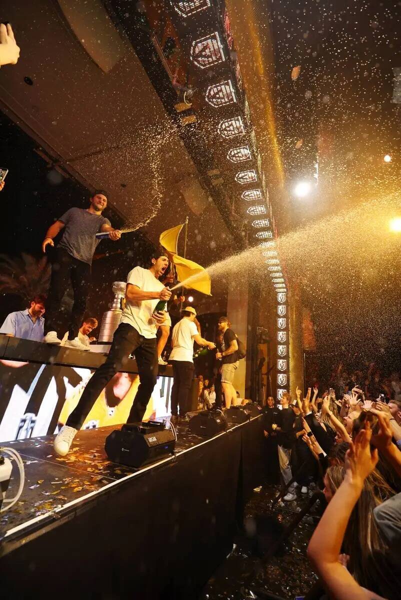 Miembros de los Golden Knights de fiesta con los Chainsmokers en XS Nightclub el sábado 17 de ...