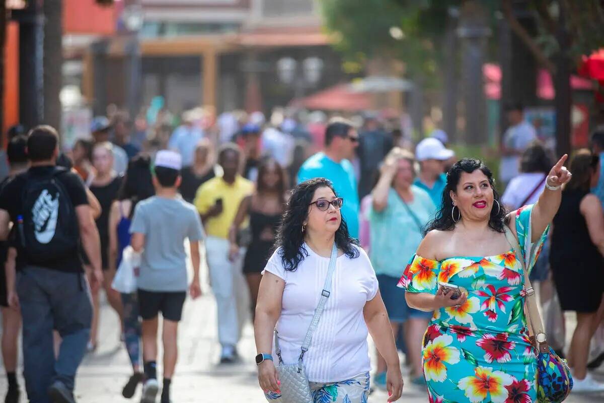 Turistas caminan por el Strip el viernes 2 de junio de 2023, en Las Vegas. (Daniel Pearson/Las ...