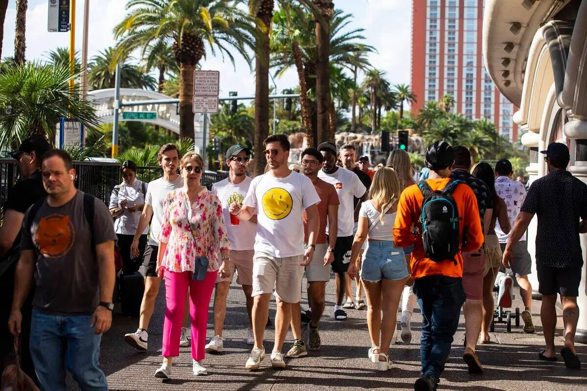 Turistas caminan por el Strip el viernes 2 de junio de 2023, en Las Vegas. (Daniel Pearson/Las ...