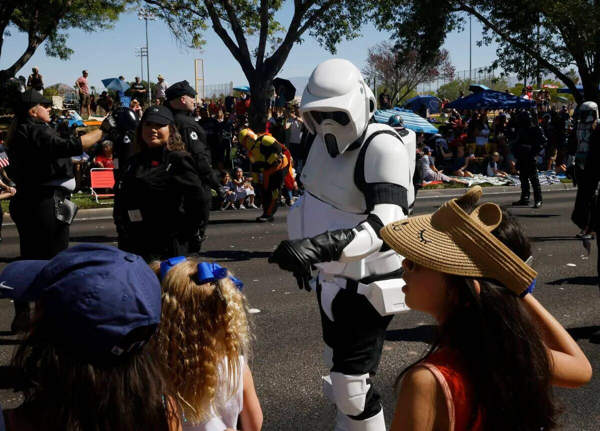 Un personaje de Star Wars saluda a la gente durante el Desfile Patriótico anual 28 del Concejo ...
