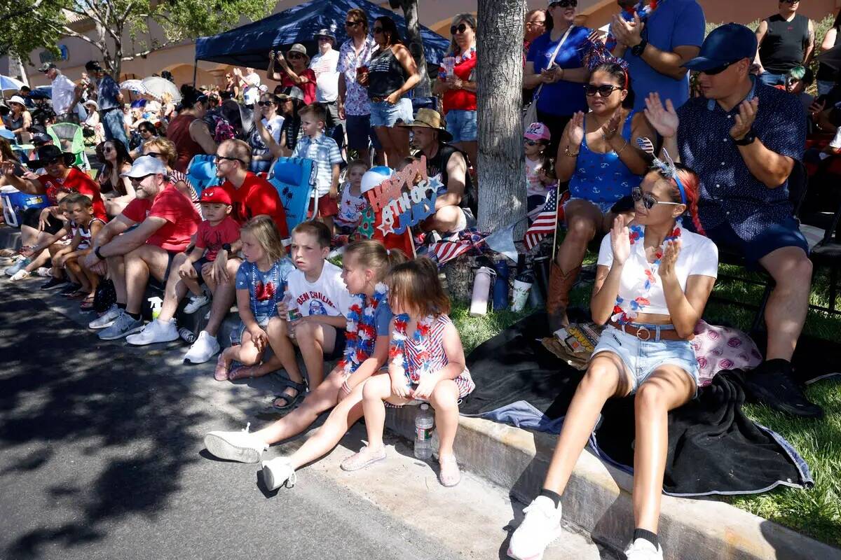 La gente observa el Desfile Patriótico anual 28 del Concejo de Summerlin, el lunes 4 de julio ...