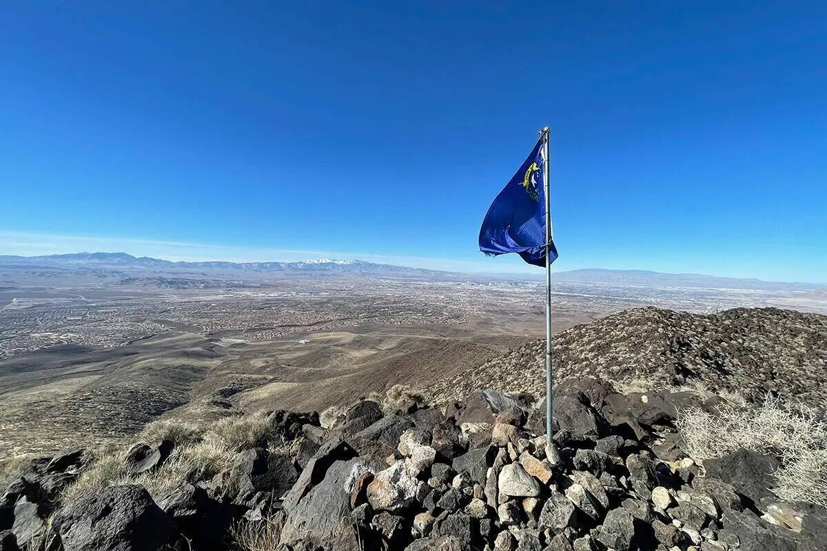 Una bandera de Nevada ondea al viento en la cima de Black Mountain, en el Área de Conservació ...