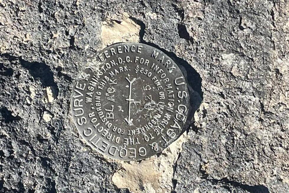 Un marcador del Servicio Geodésico Nacional en la cima de Black Mountain el viernes 10 de febr ...