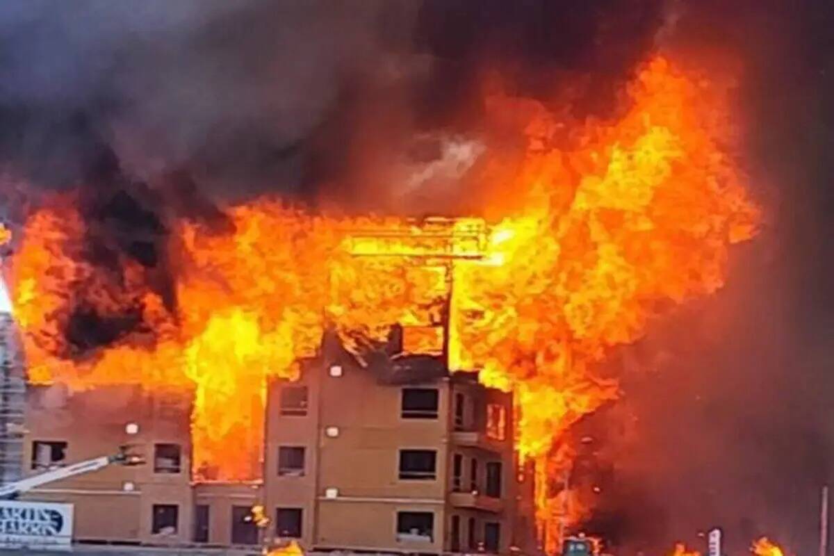 Un complejo residencial en construcción arde cerca de Buffalo Drive y el 215 Beltway, el marte ...