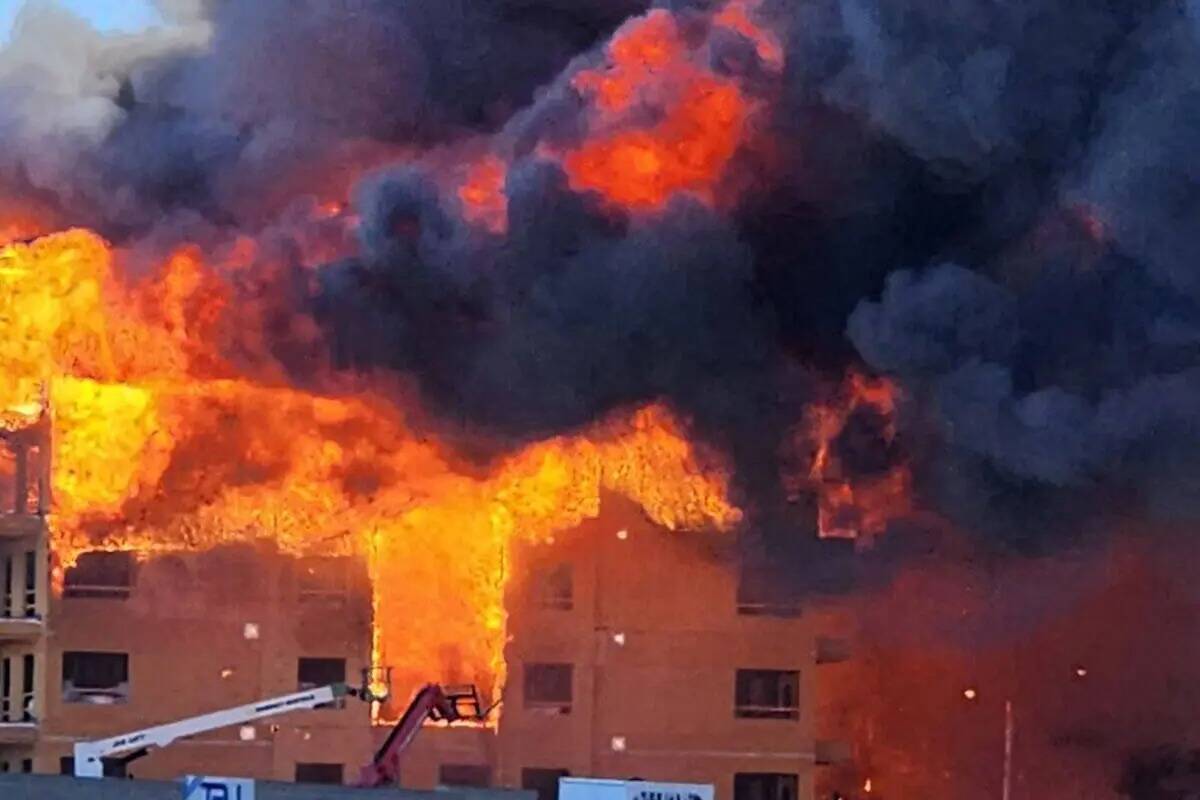 Un complejo residencial en construcción arde cerca de Buffalo Drive y el 215 Beltway el martes ...
