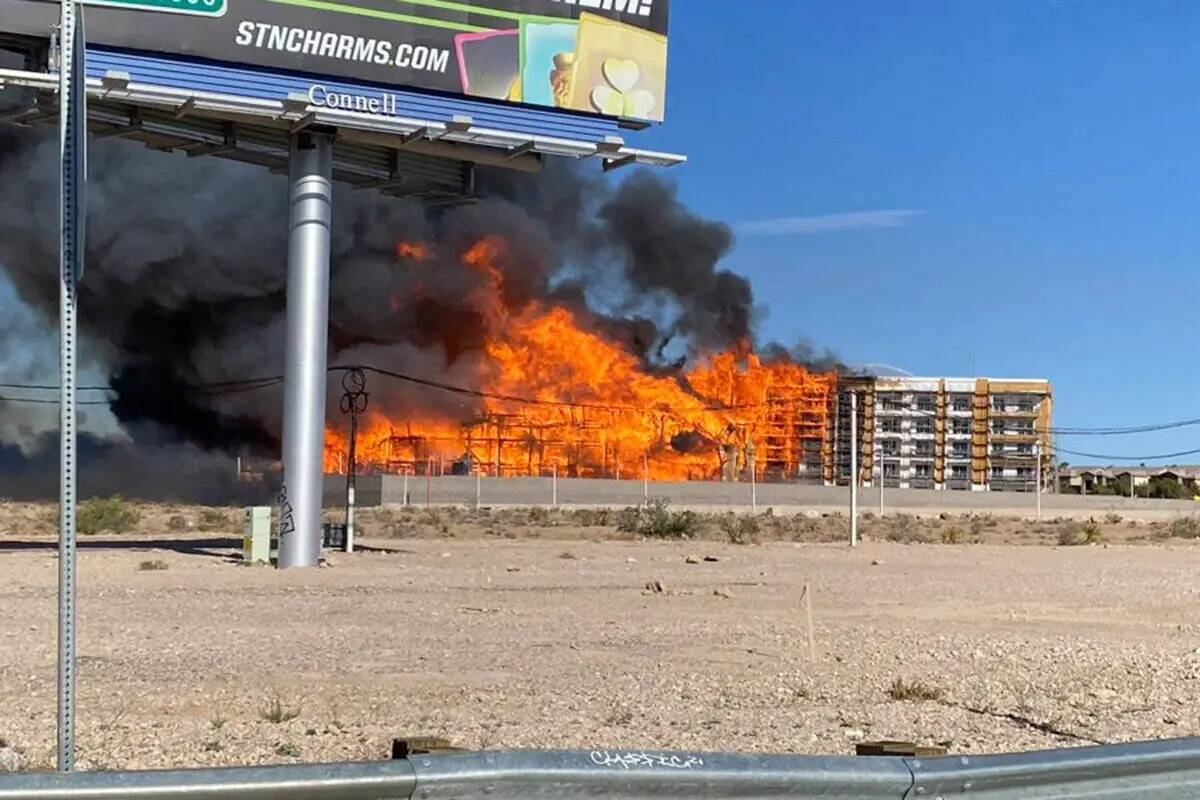 Un complejo residencial en construcción arde cerca de Buffalo Drive y el 215 Beltway el martes ...