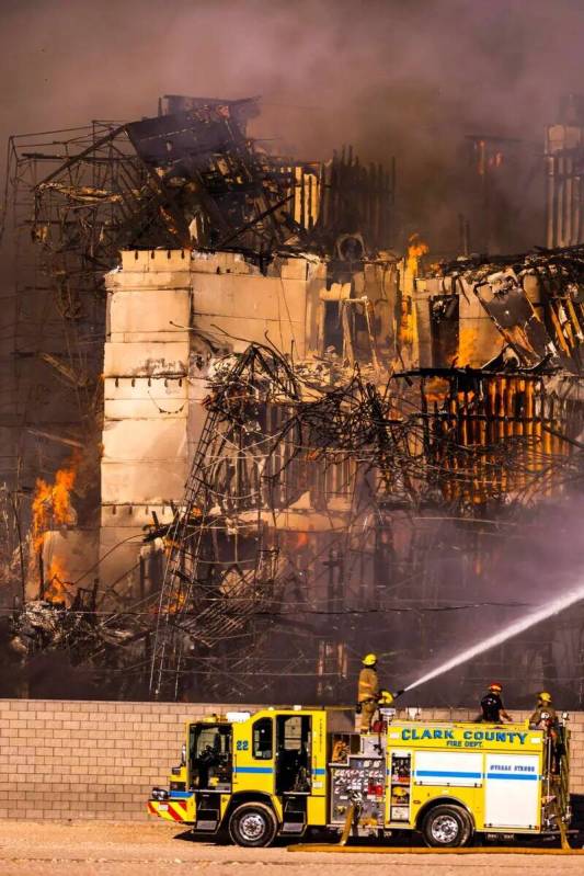 Los bomberos trabajan para extinguir un incendio en un complejo residencial en construcción ce ...