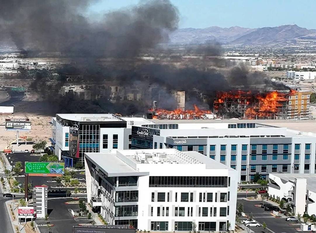 Los bomberos trabajan para extinguir un incendio en un complejo residencial en construcción ce ...