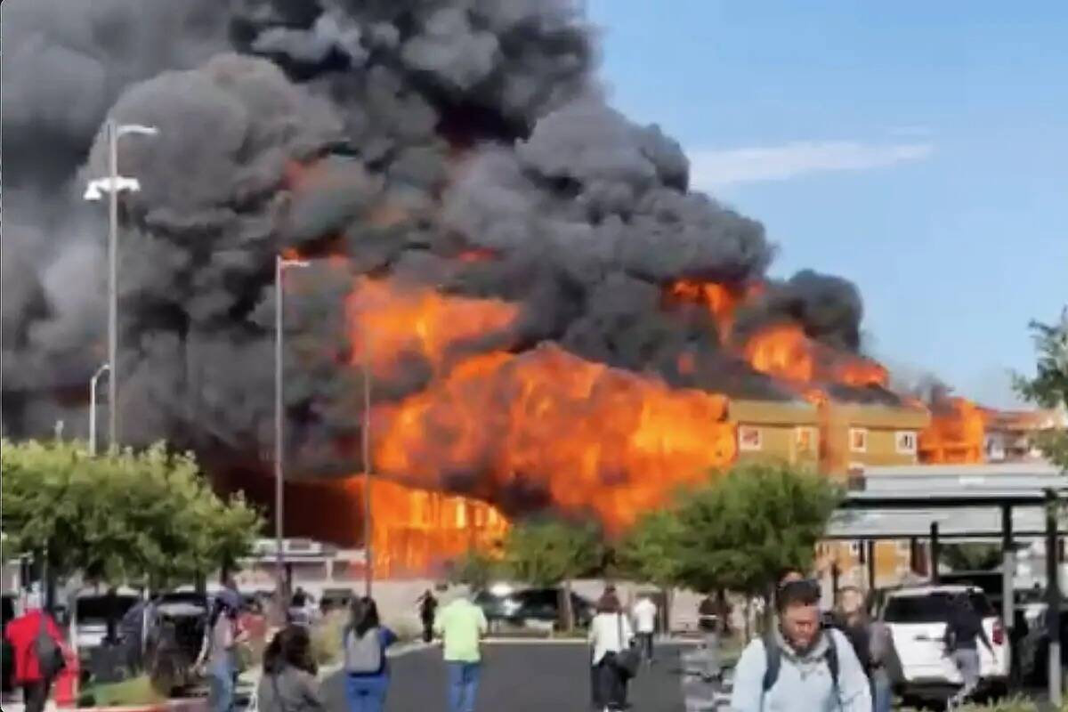 Un enorme incendio ardía en el suroeste del valle de Las Vegas el 20 de junio de 2023. (Ryan H ...