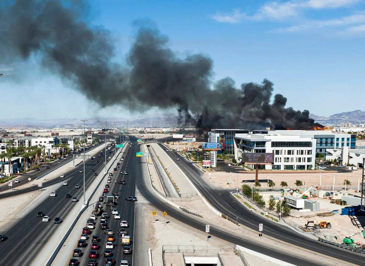 Los bomberos trabajan para extinguir un incendio en un complejo residencial en construcción ce ...