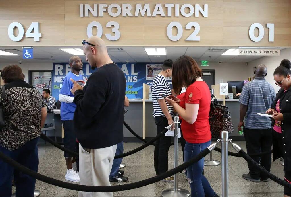 Los clientes esperan en fila la oficina del DMV de Nevada en Sahara Avenue el viernes 10 de may ...