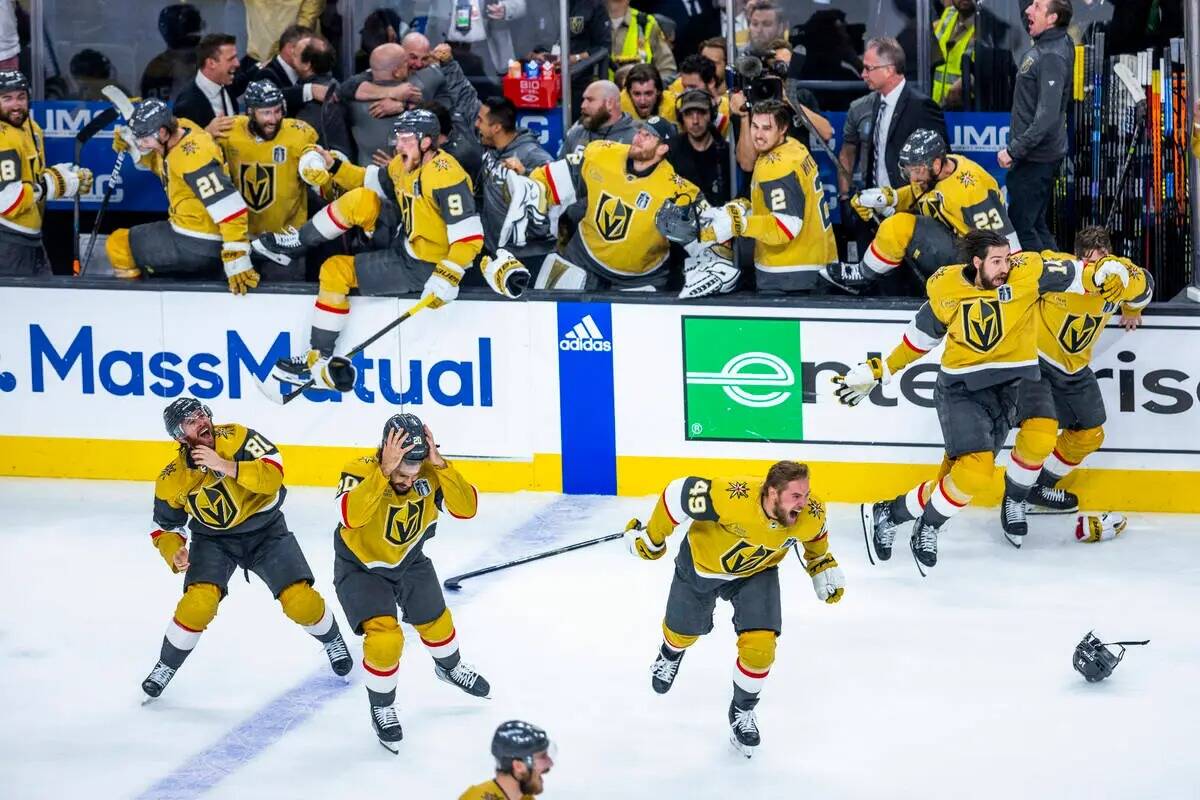 Los Golden Knights comienzan a celebrar dejando la banca mientras el reloj avanza contra los Fl ...