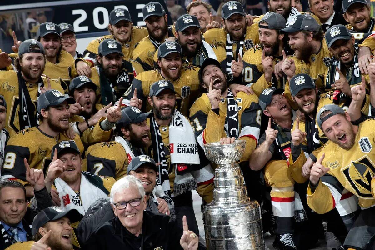 Los Golden Knights posan para una foto de equipo tras ganar la final de la Copa Stanley contra ...