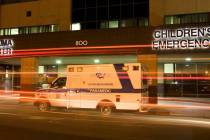 Una ambulancia de American Medical Response en el exterior del University Medical Center Trauma ...