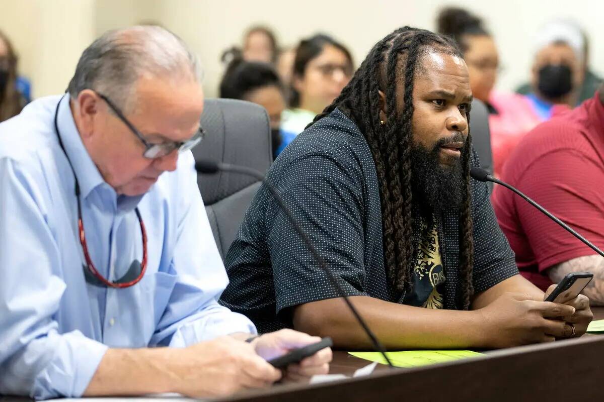 Marlon Anderson, un pastor local, habla ante la Comisión de Servicios Públicos sobre el daño ...