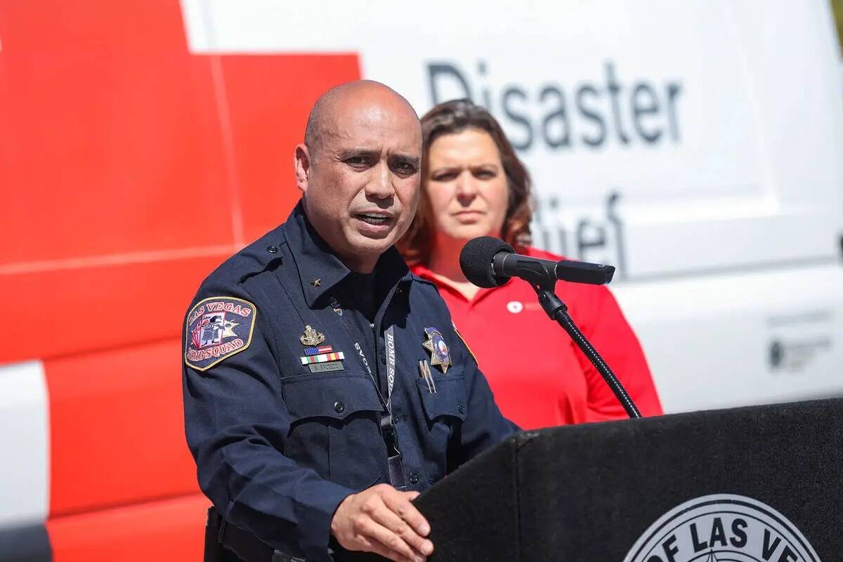 Shon Sauedo, jefe del equipo antibombas de Investigaciones de Incendios, se dirige a los medios ...