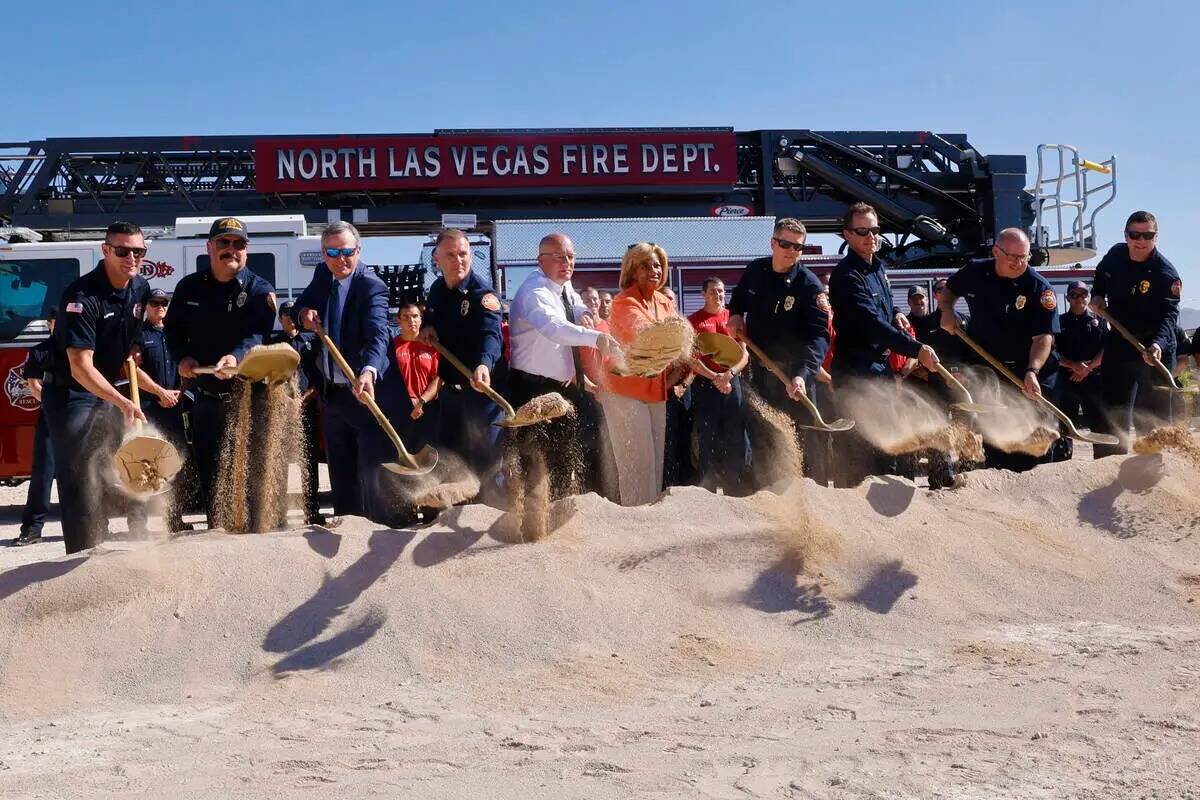 La alcaldesa de North Las Vegas, Pamela Goynes-Brown, en el centro, el jefe de bomberos de Nort ...
