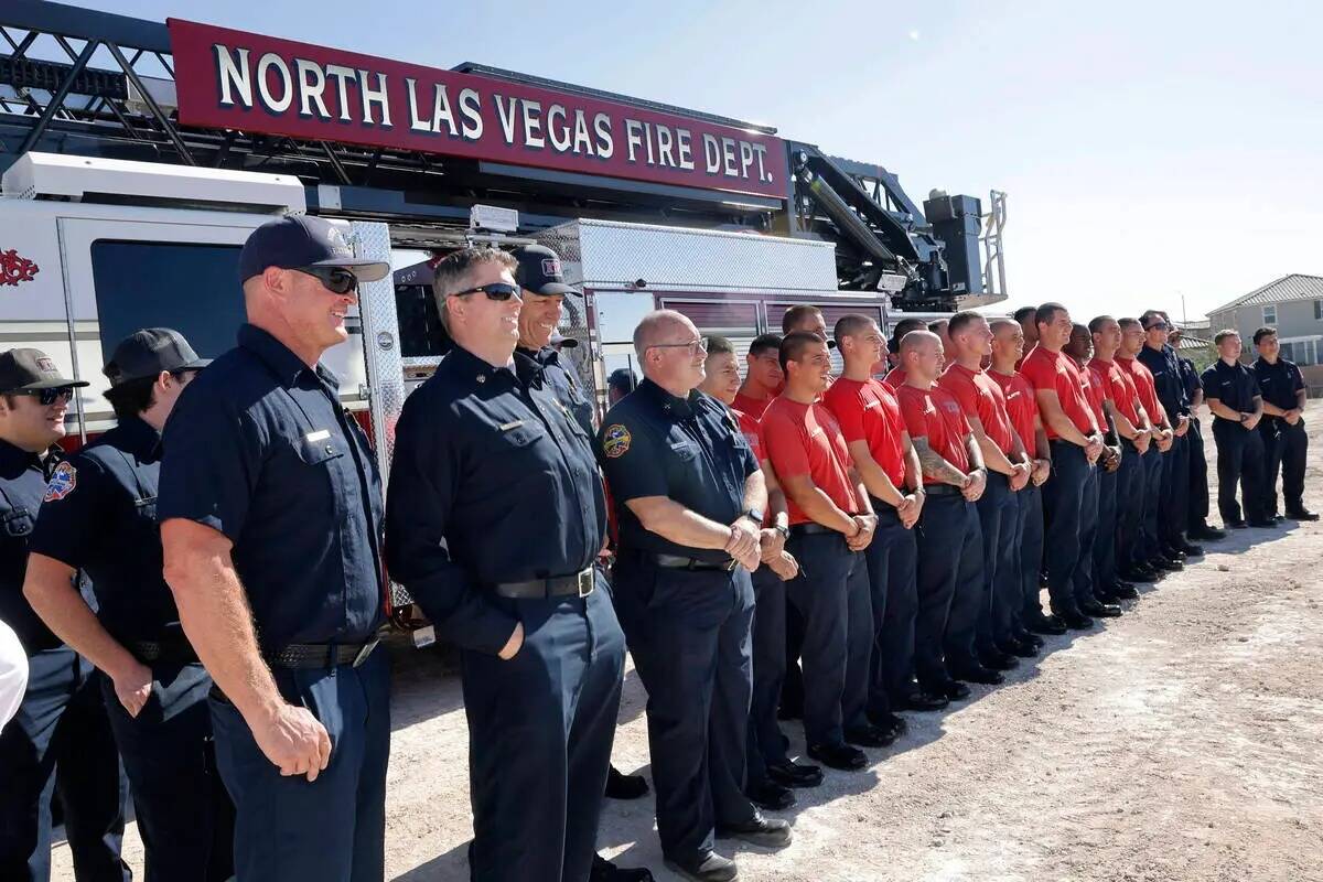 Funcionarios del Cuerpo de Bomberos de North Las Vegas y estudiantes de la academia de bomberos ...