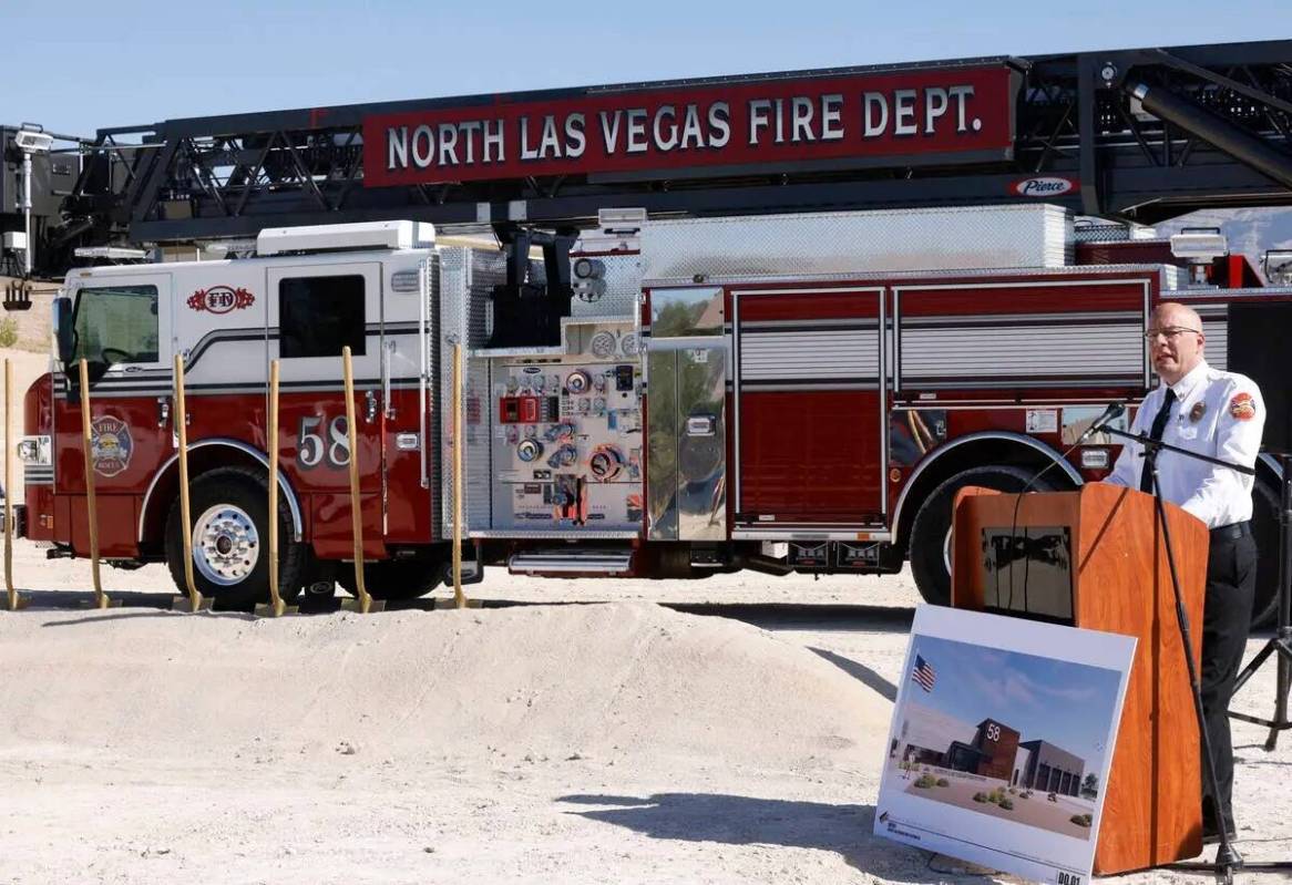 El jefe de Bomberos de North Las Vegas, Joseph Calhoun, habla durante una ceremonia de colocaci ...