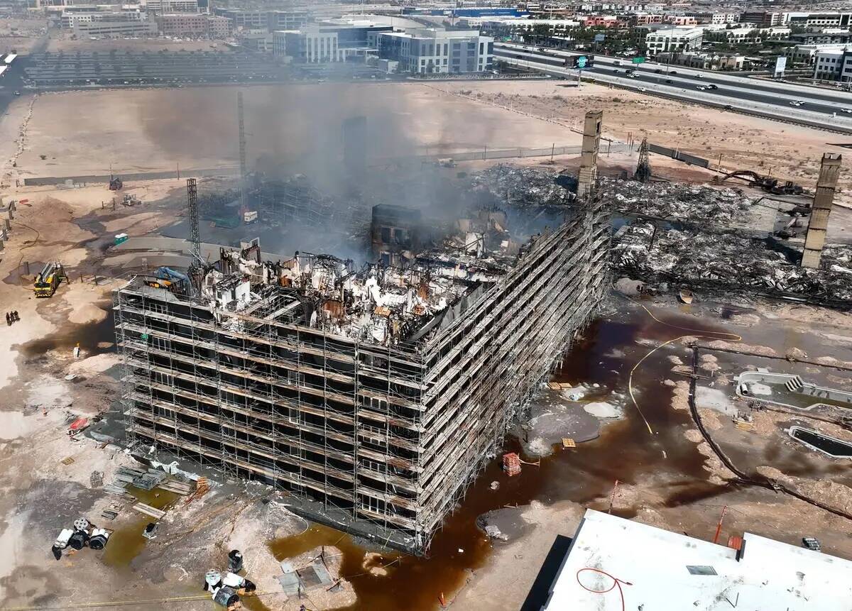 Vista aérea de los daños causados por un gran incendio en un complejo de apartamentos en cons ...