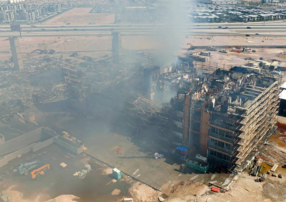 Vista aérea de los daños causados por un gran incendio en un complejo de apartamentos en cons ...