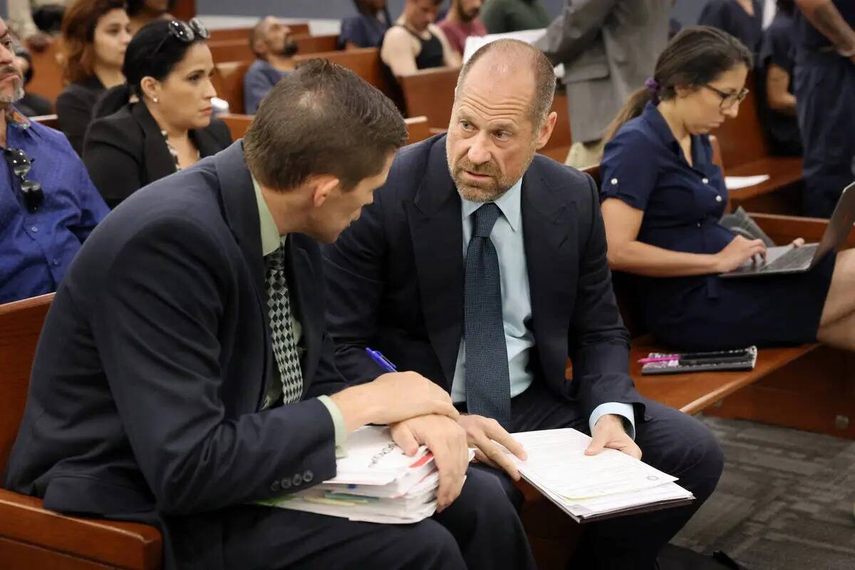 El abogado Ross Goodman, a la derecha, que representa a Aiden Cicchetti, acusado de violar a un ...