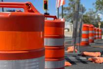 Una señal de construcción de carreteras y barriles en fila Polaris Avenue el 26 de agosto de ...