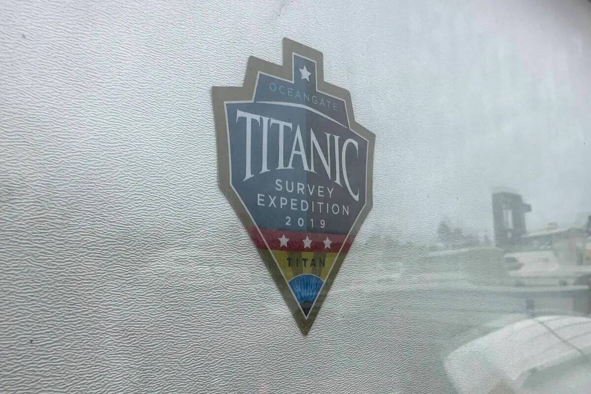 El logotipo de una expedición Titanic 2019 de OceanGate Expeditions se ve en la puerta de una ...
