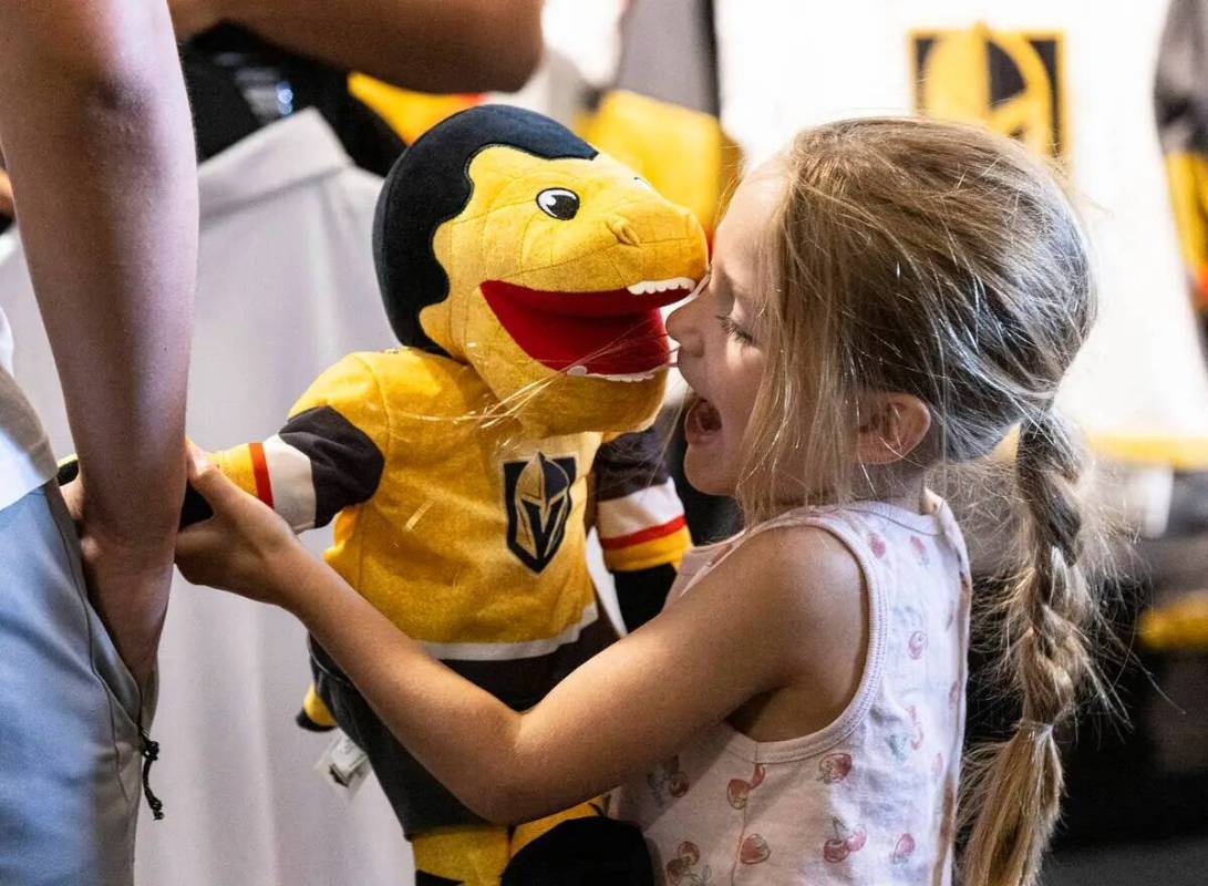 Macey Lebaron, de cuatro años, juega con la mascota de peluche de los Golden Knights, Chance, ...