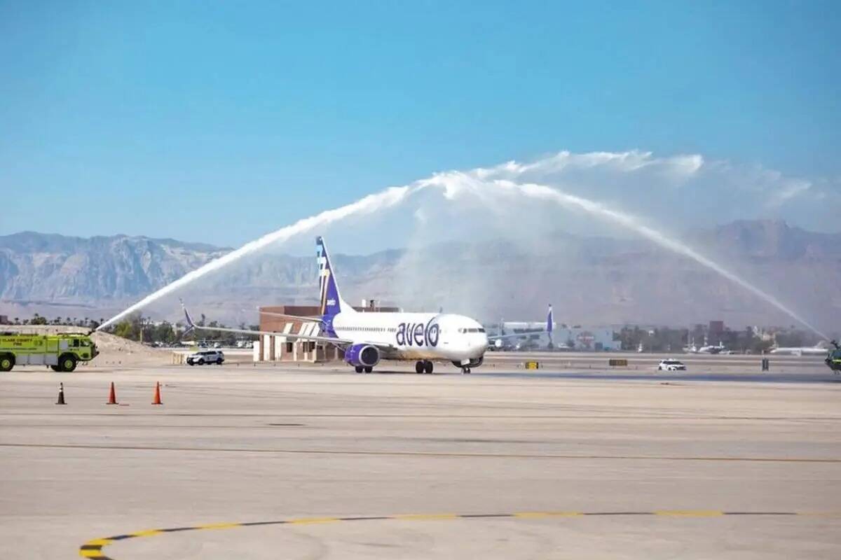 Un avión de Avelo Airlines recibe la tradicional salva de cañones de agua tras realizar su pr ...