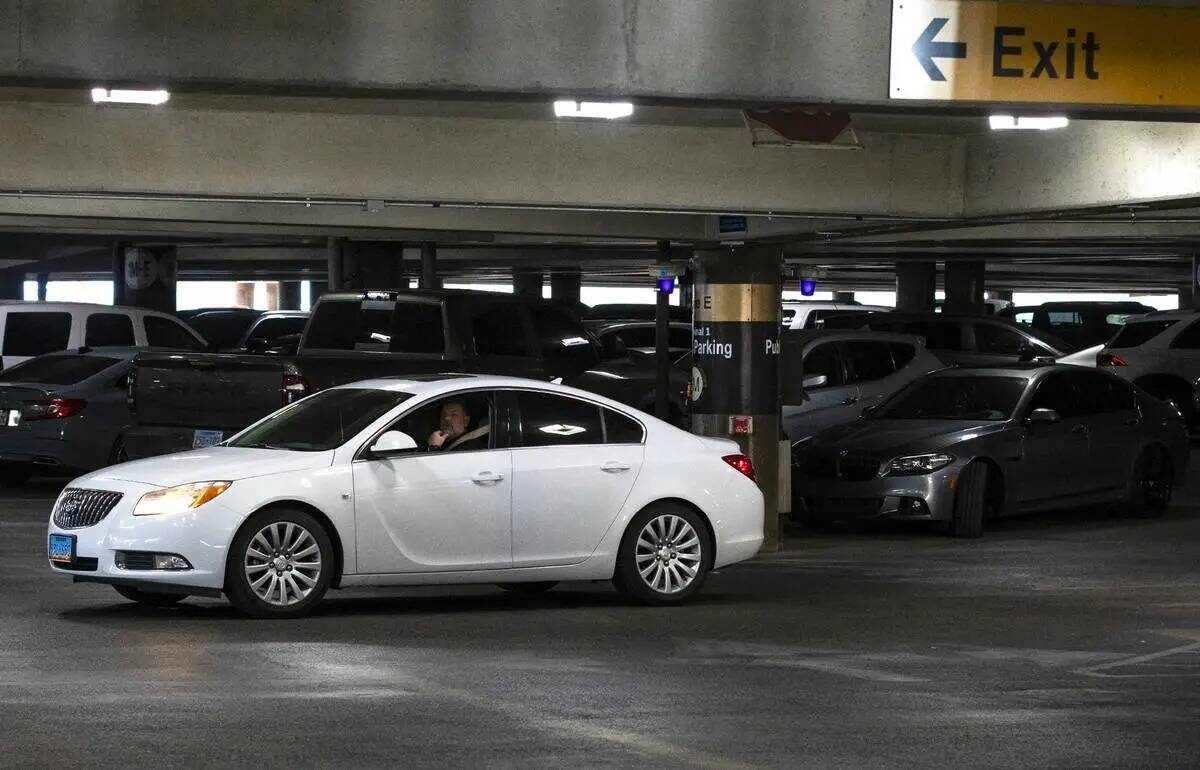 Un pasajero busca un espacio de estacionamiento en el piso 2 del estacionamiento de la Terminal ...