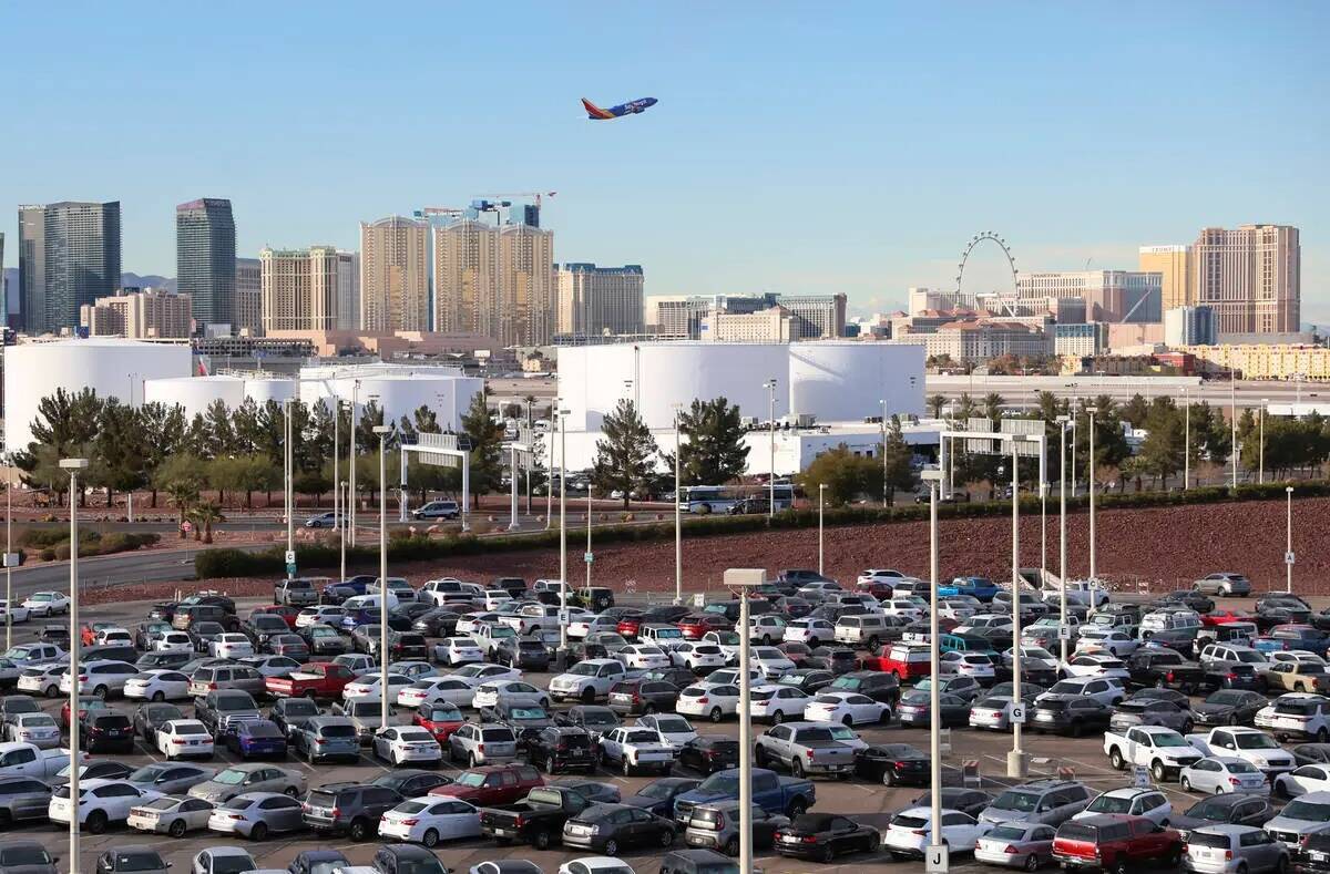 Un estacionamiento para el personal del aeropuerto se ve justo al norte del estacionamiento de ...