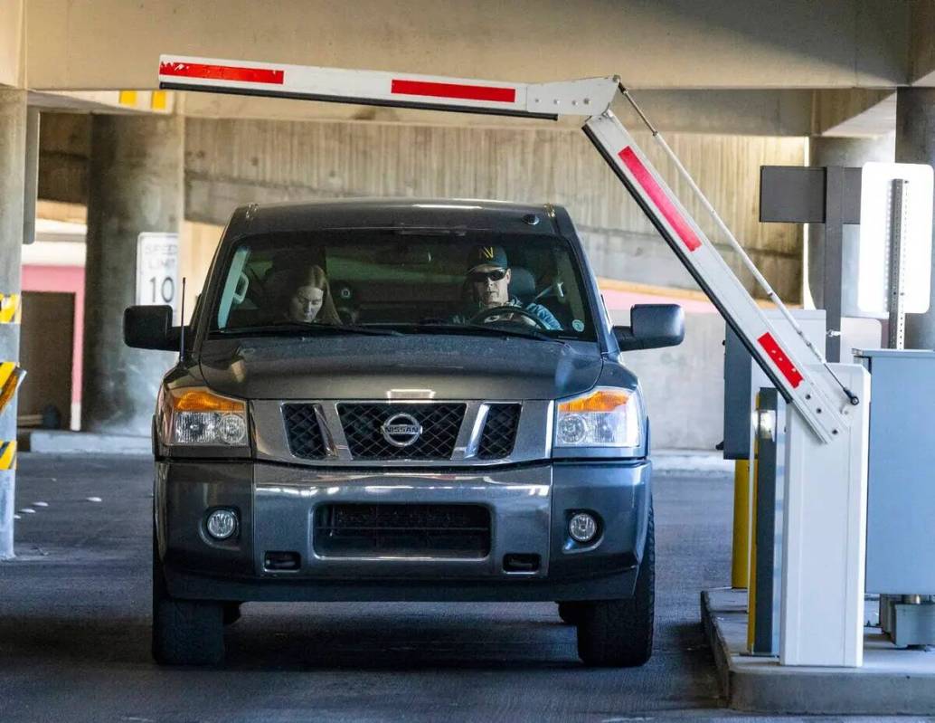 Los pasajeros entran en el nivel 2 del estacionamiento de la Terminal 1 del aeropuerto internac ...