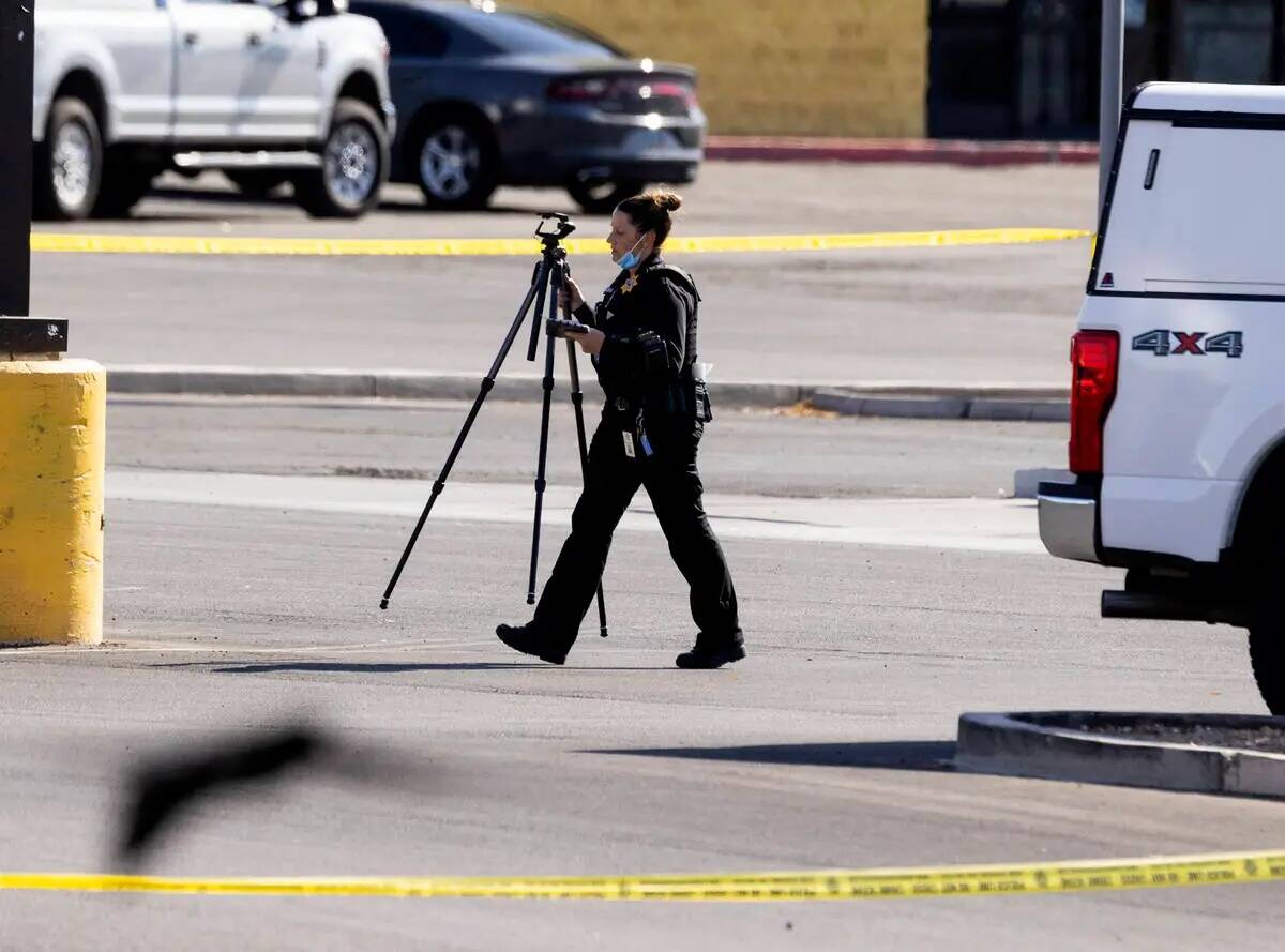 La Policía Metropolitana de Las Vegas está investigando un tiroteo con participación de agen ...