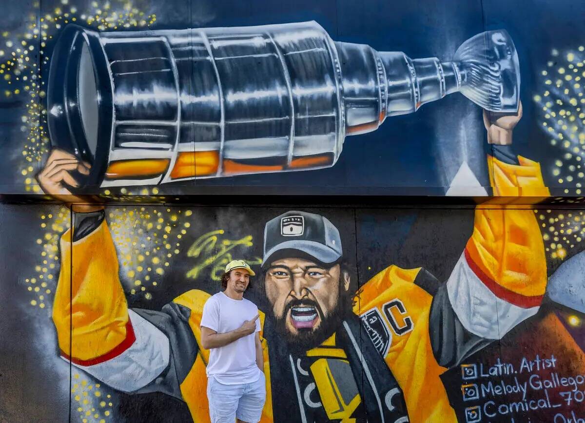 Mark Stone, de los Golden Knights, en un nuevo mural con él sosteniendo la Copa Stanley pintad ...