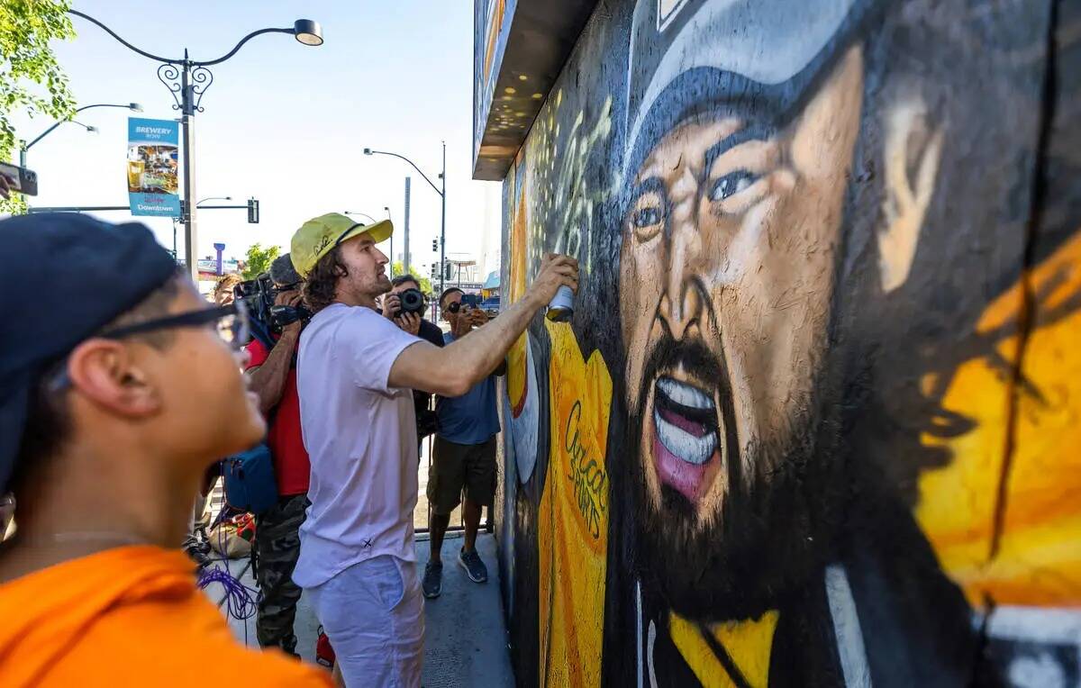 Mark Stone, de los Golden Knights, con el artista Juan Ochoa firma un nuevo mural de él pintad ...