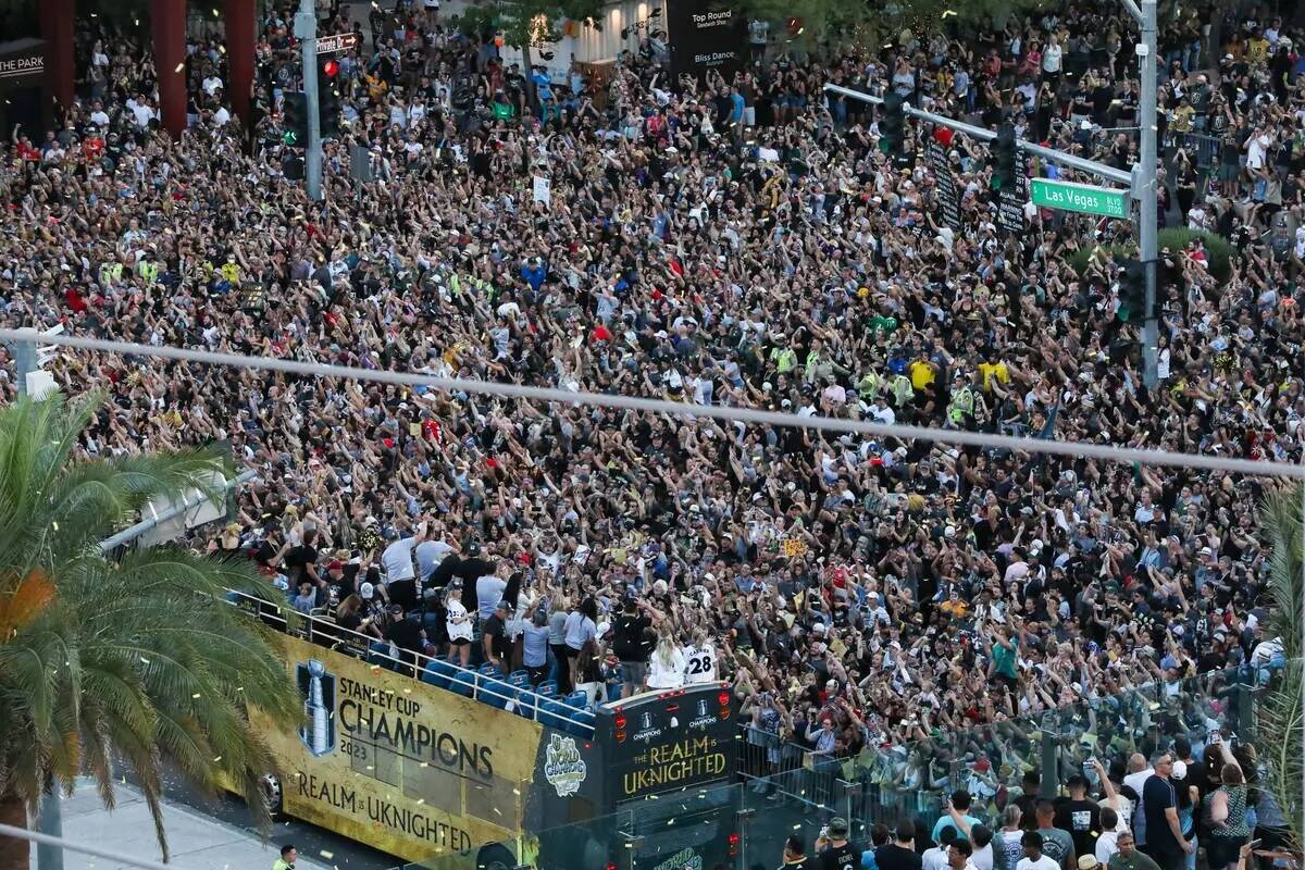 Los fans se reúnen en Las Vegas Boulevard en y alrededor de Toshiba Plaza en el desfile del ca ...