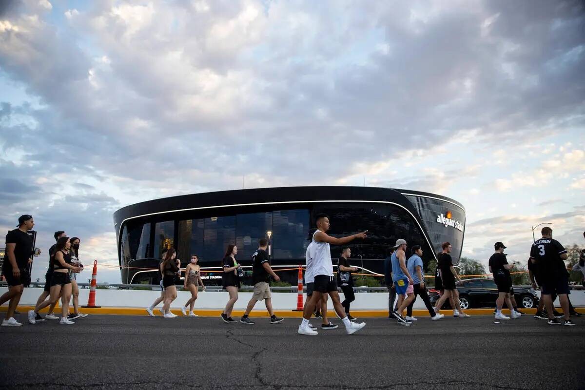 La gente hace cola en el puente de Hacienda Avenue para entrar en Allegiant Stadium de Las Vega ...